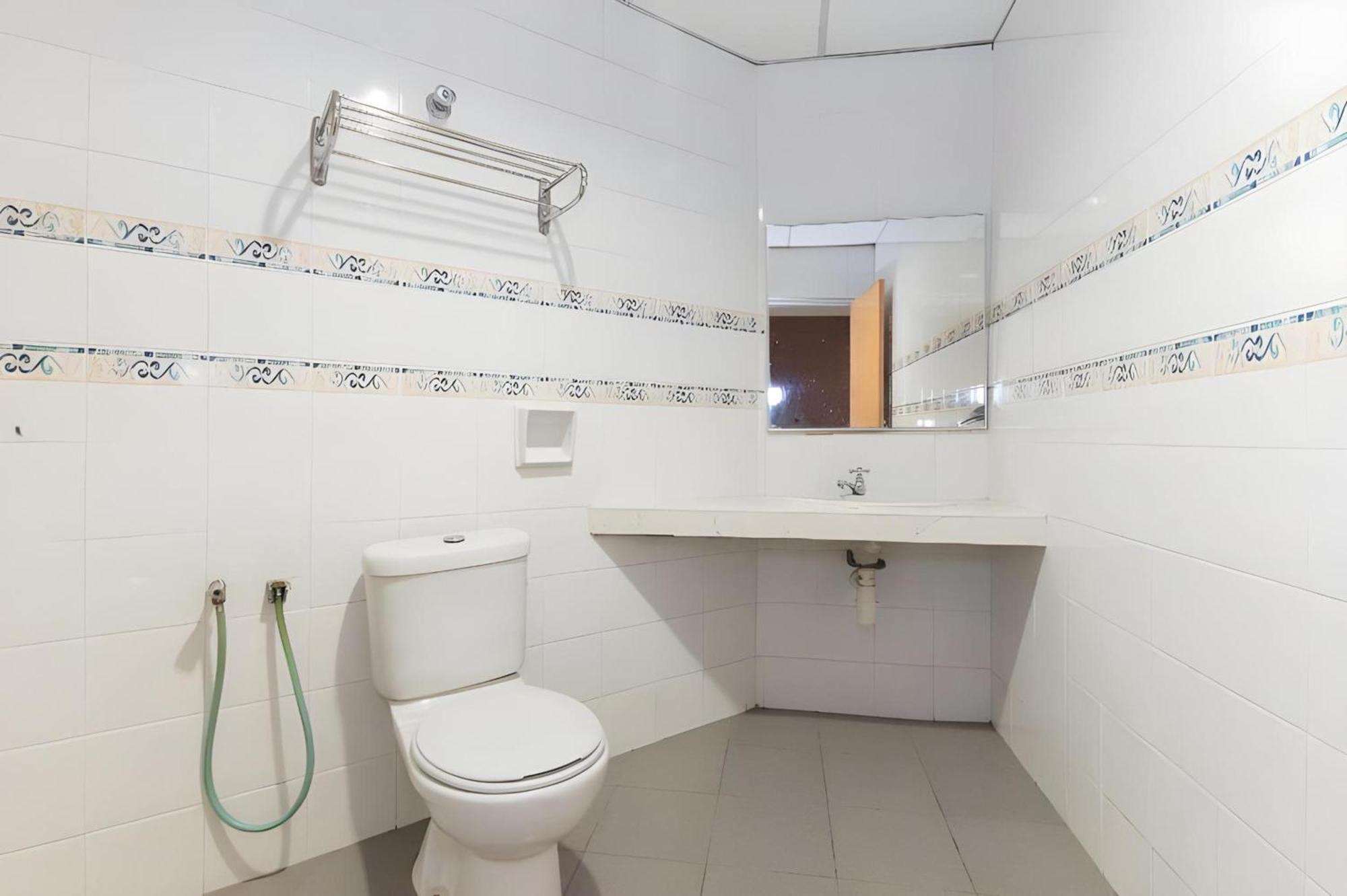 Super Oyo 447 Comfort Hotel Meru Кланг Экстерьер фото