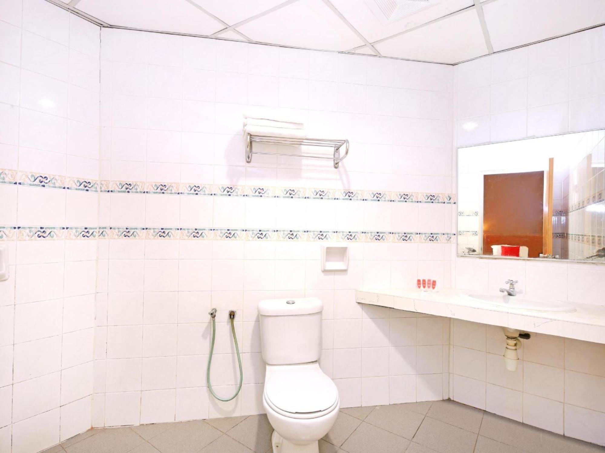 Super Oyo 447 Comfort Hotel Meru Кланг Экстерьер фото
