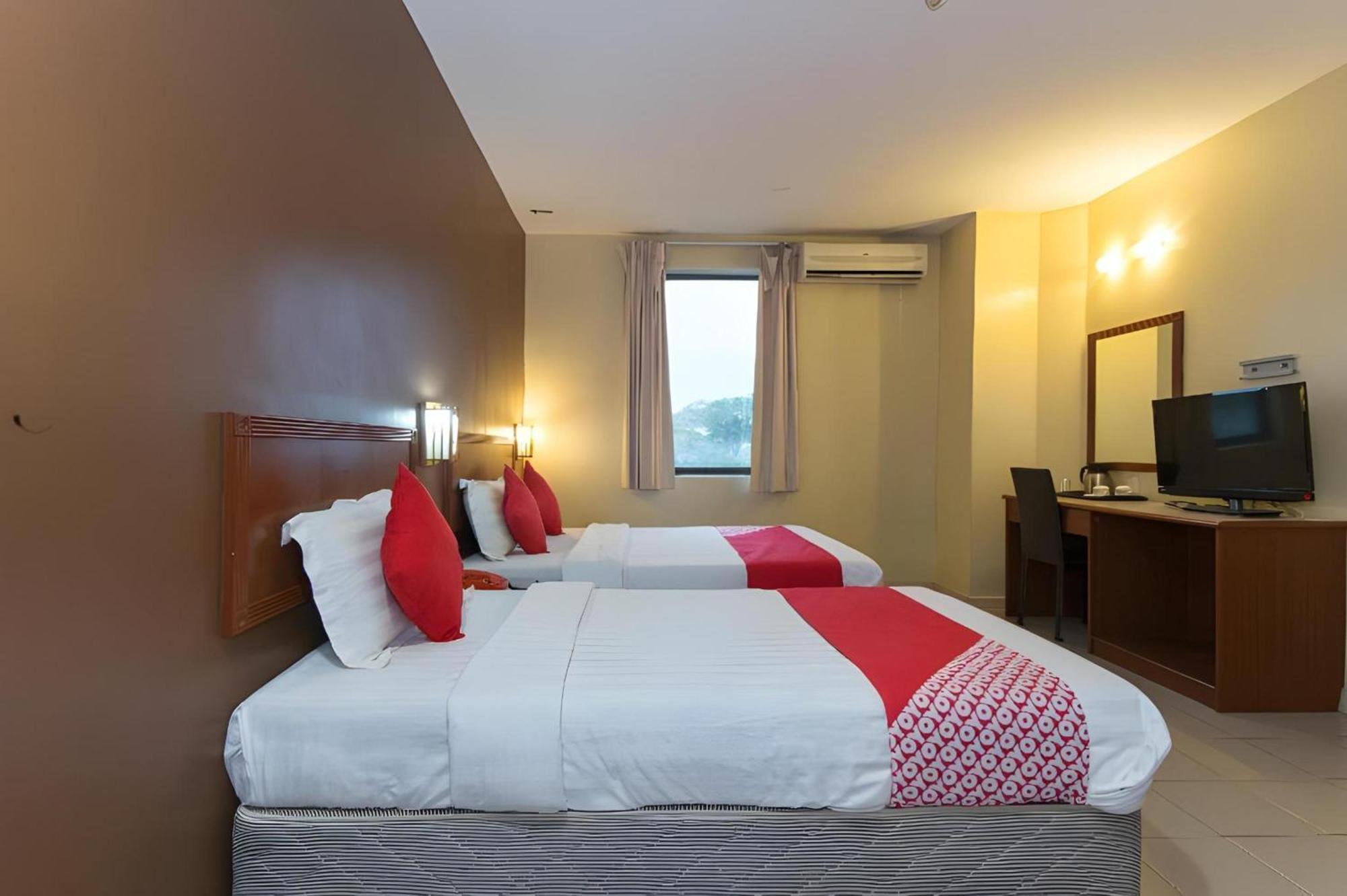 Super Oyo 447 Comfort Hotel Meru Кланг Экстерьер фото