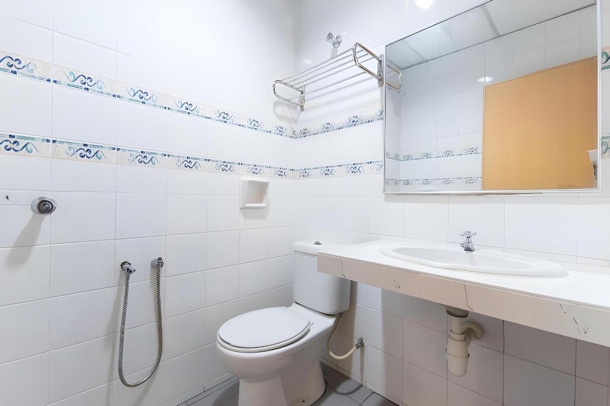 Super Oyo 447 Comfort Hotel Meru Кланг Экстерьер фото