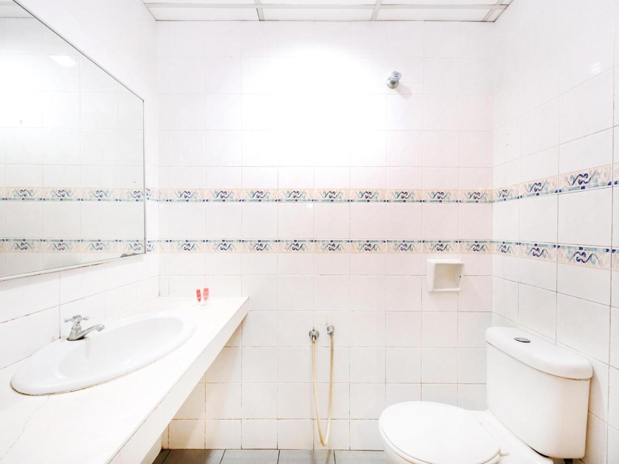 Super Oyo 447 Comfort Hotel Meru Кланг Экстерьер фото