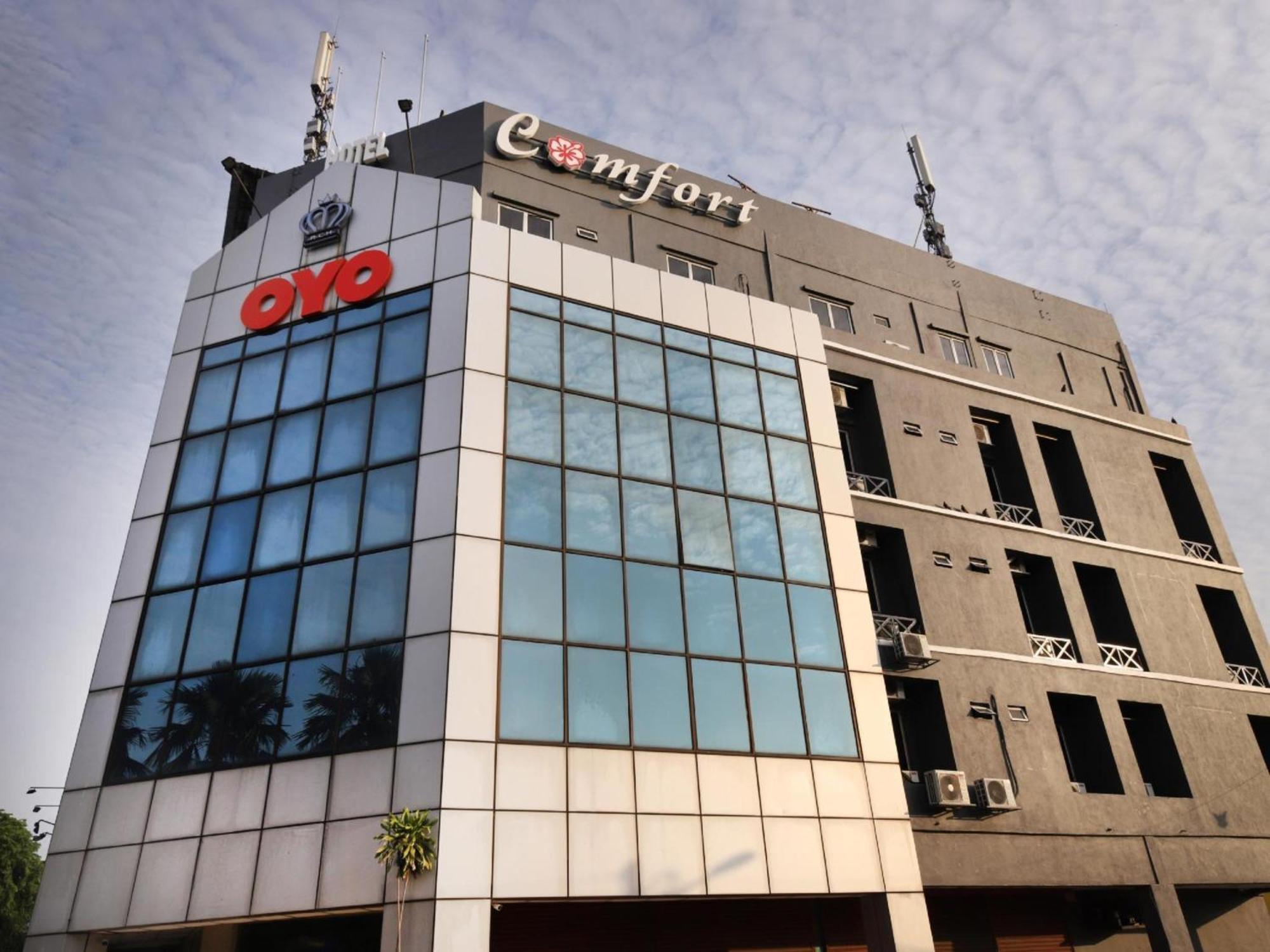 Super Oyo 447 Comfort Hotel Meru Кланг Экстерьер фото